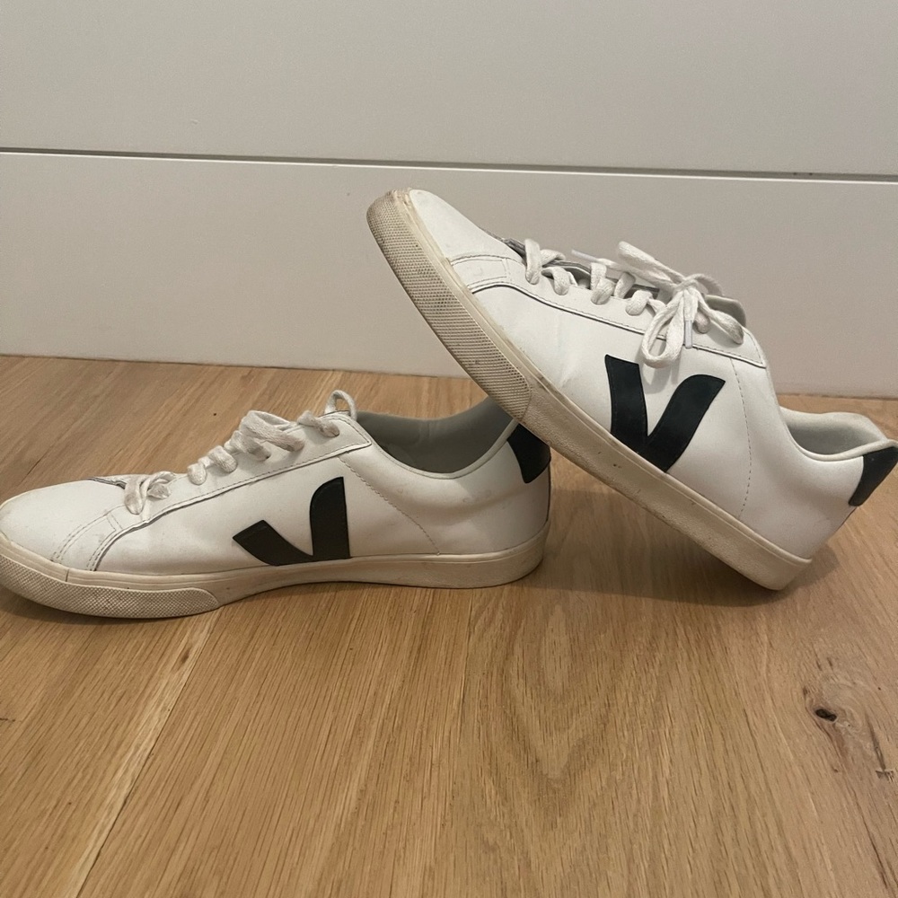 Men’s lightly worn Veja sneakers